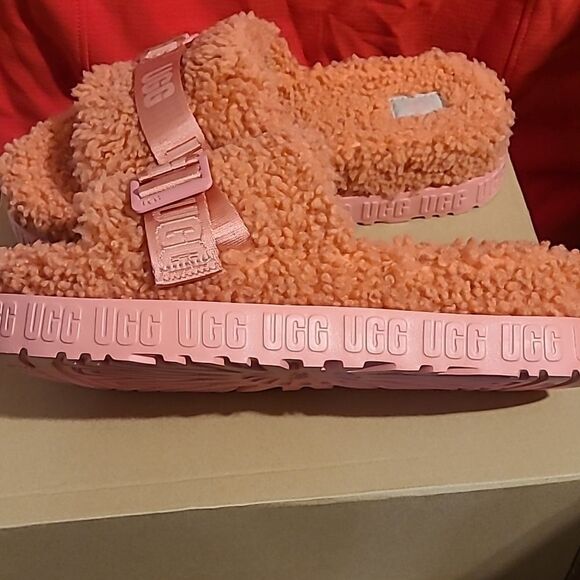 Beautiful UGG Slip Ons NWT Size 12 - Picture 3 of 7